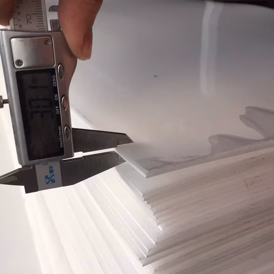 Varilla Delrin negra POM de plástico de ingeniería negra